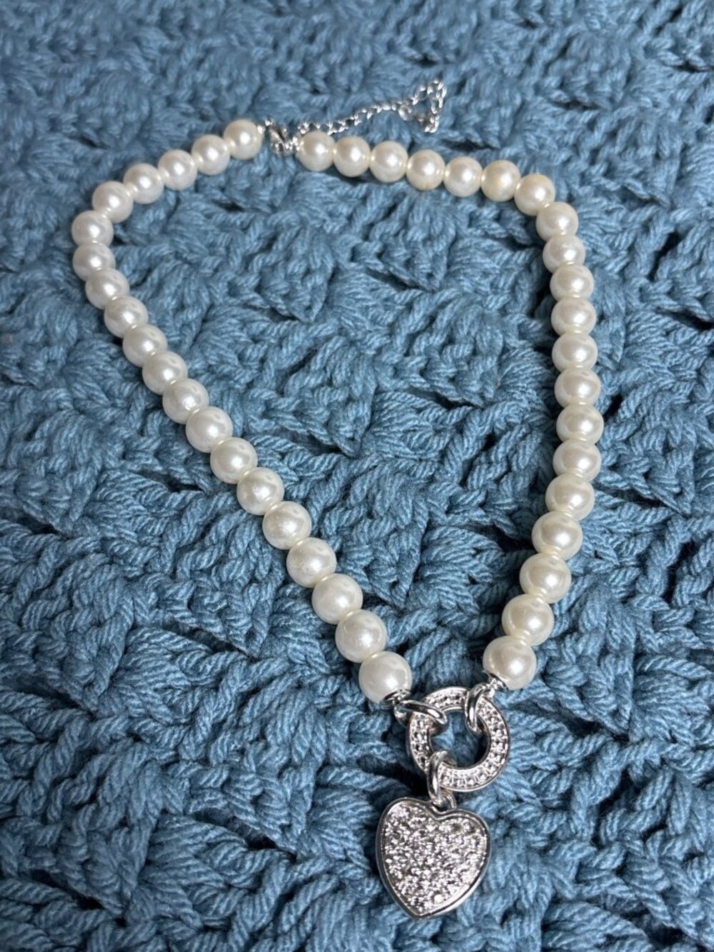 Avon Gloria Pearlesque Plastic Faux Pearl Necklace Clear Rhinestone Pave Heart
